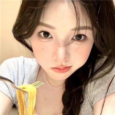 与红色中国人一起看电视